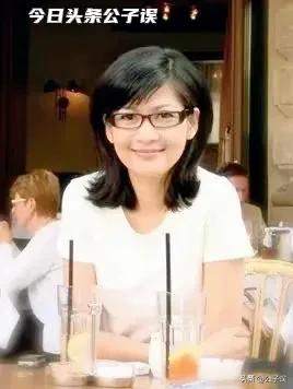 一张和冯小刚的“夜宿门”照片,彻底撕下了沈星的遮羞布