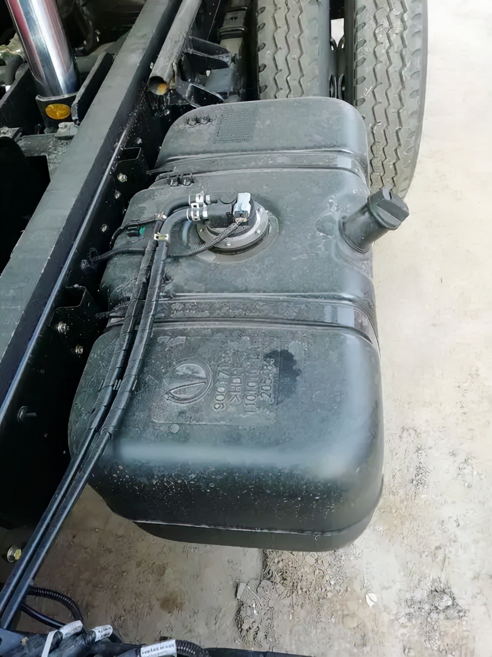 车子加满油和加200哪个好,汽车加太满油从车底漏出来怎么办