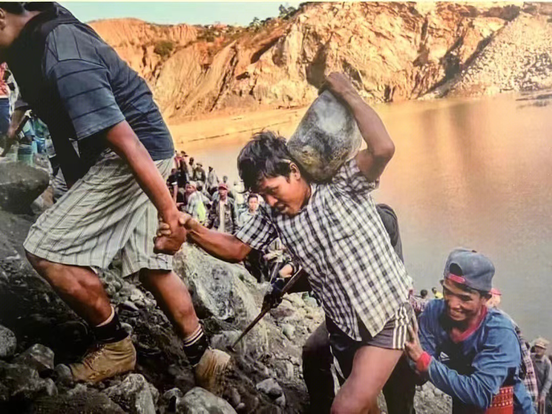 翡翠跟玉有什么区别？很多人都傻傻分不清楚