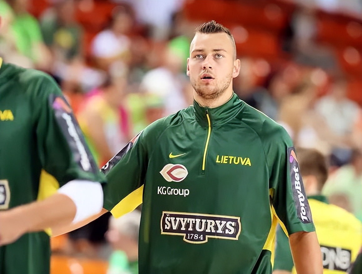 我与足球那些事,全能中锋莫泰尤纳斯