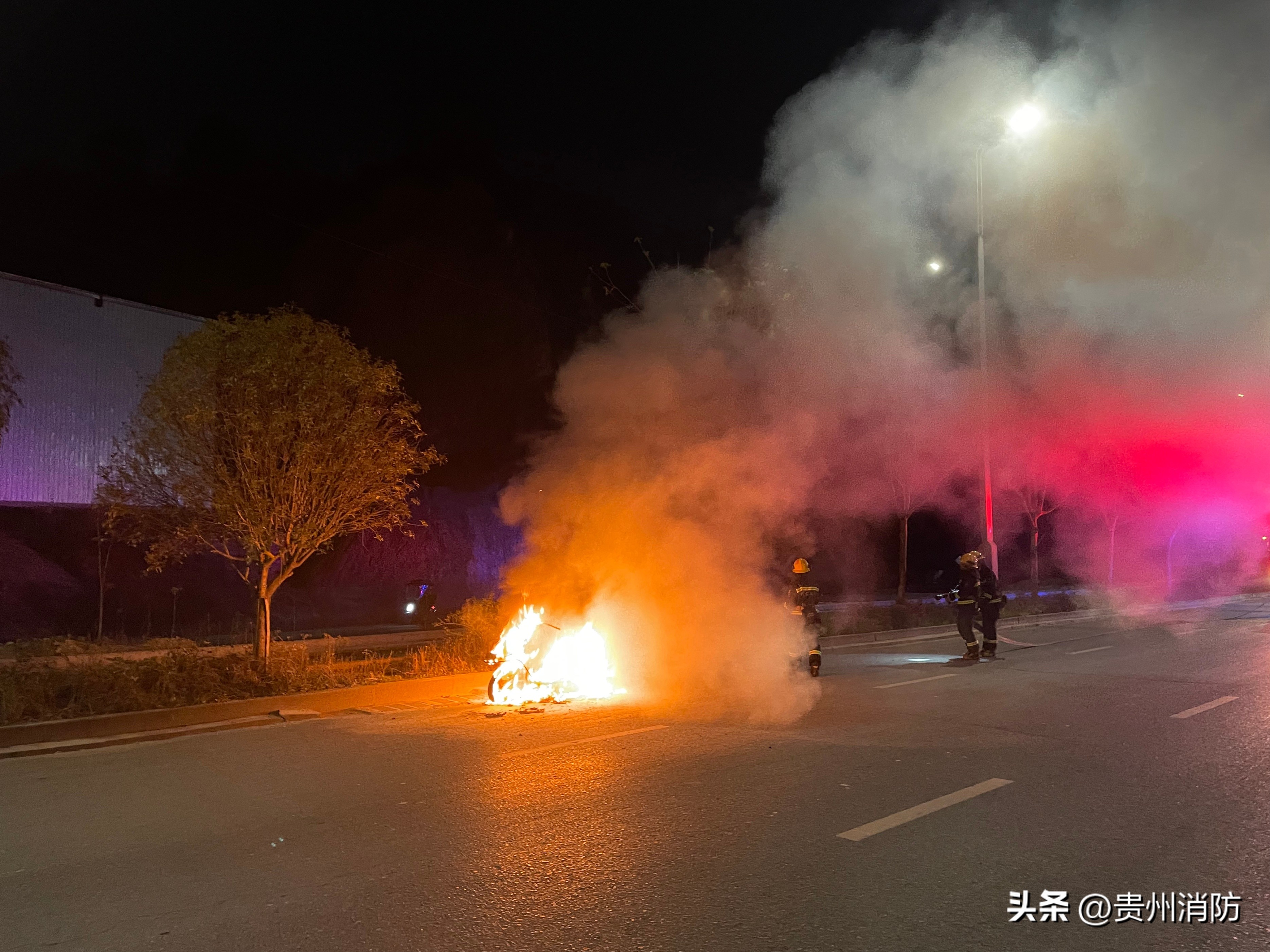 凌晨摩托车自燃巡逻民警及时灭火,汽车突发自燃消防紧急救援