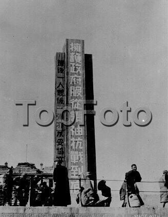 卑鄙龌龊老照片：*楼青**女子妖娆多姿，妇女露胸喂奶被孩子撕扯衣服