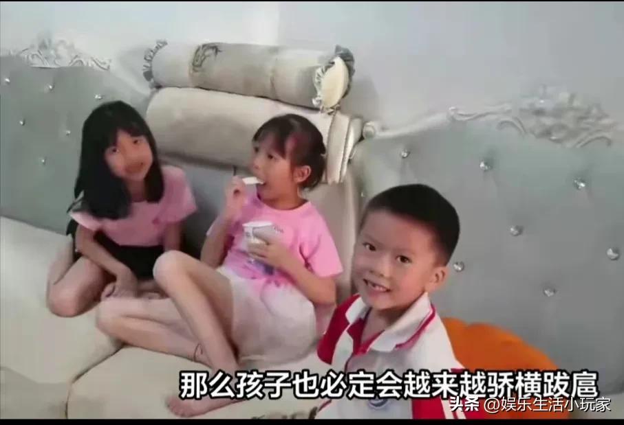 毁三观！女子地铁上被男孩偷看裙底，又被男孩妈妈当众掀裙子！