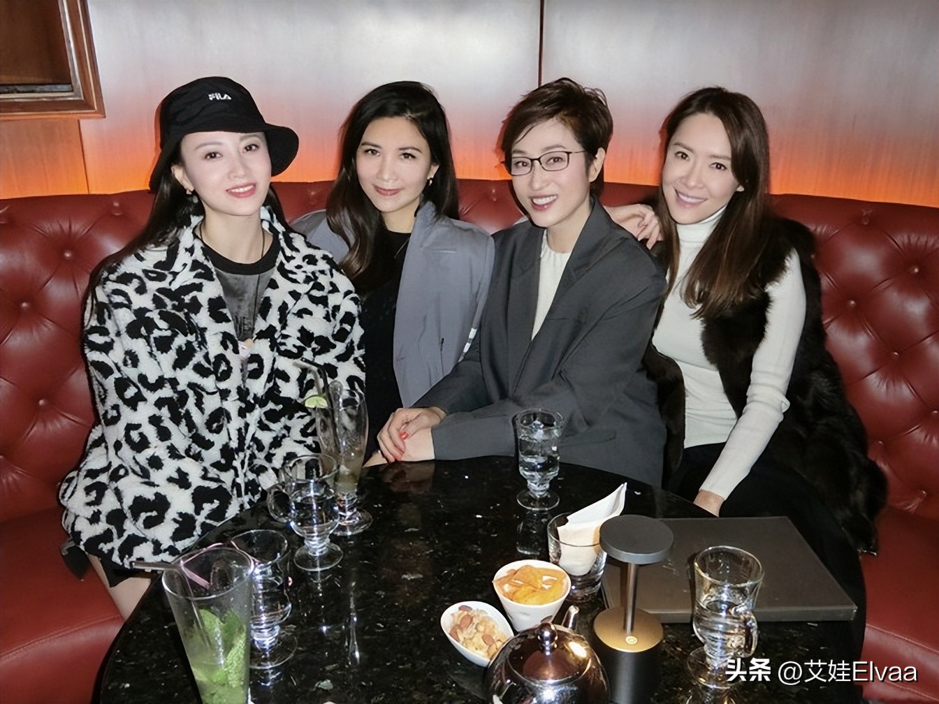 三代港姐同框！89级陈法蓉穿西装毛衣不见老，56岁肤色比桌布还白