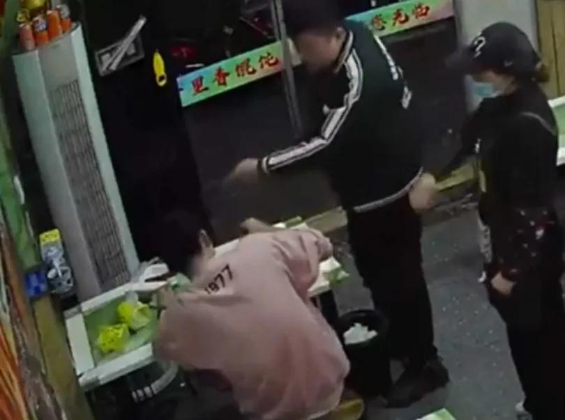 调料放多了被老板追着打,加调料被老板追打