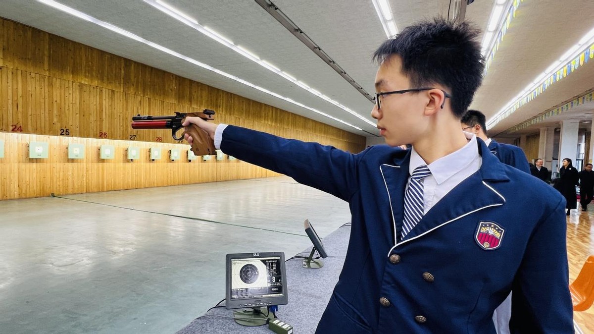 第一次看到，凤凰山这面“冠军墙”，新川学子震撼了