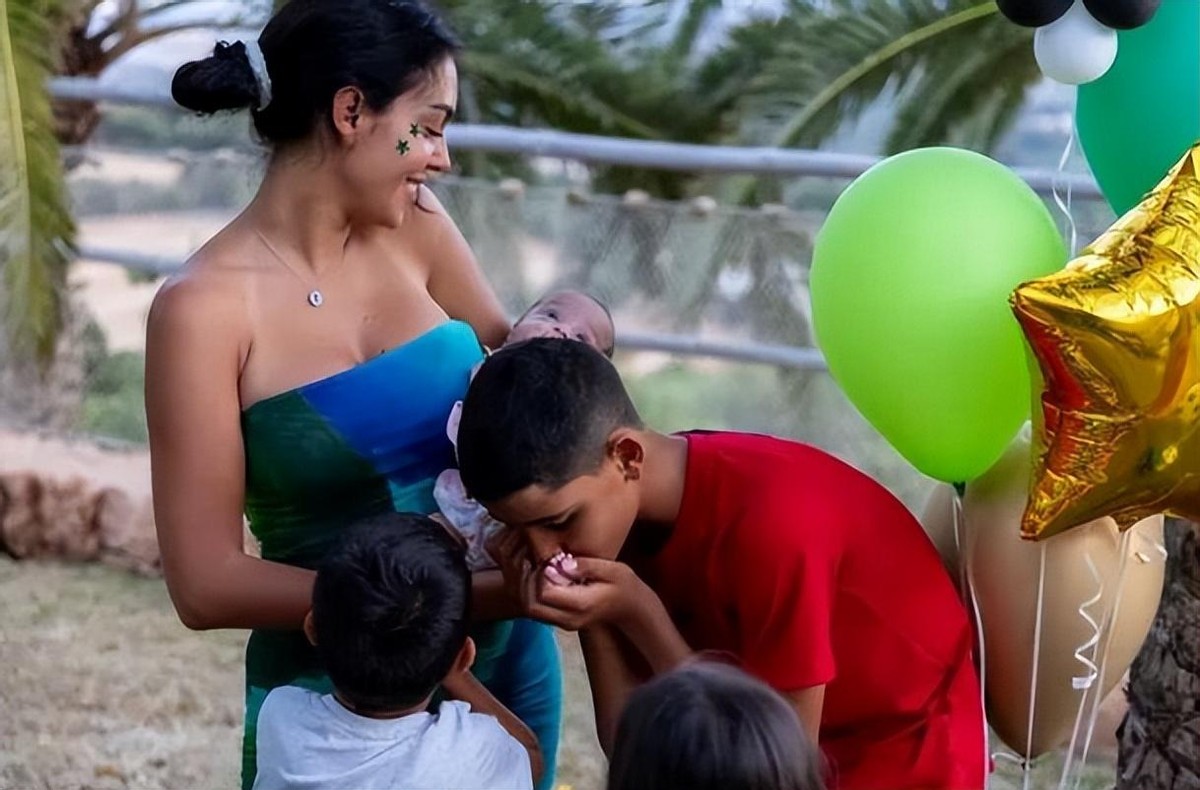 c罗的大儿子足球天赋,c罗女友乔治娜抵达卡塔尔