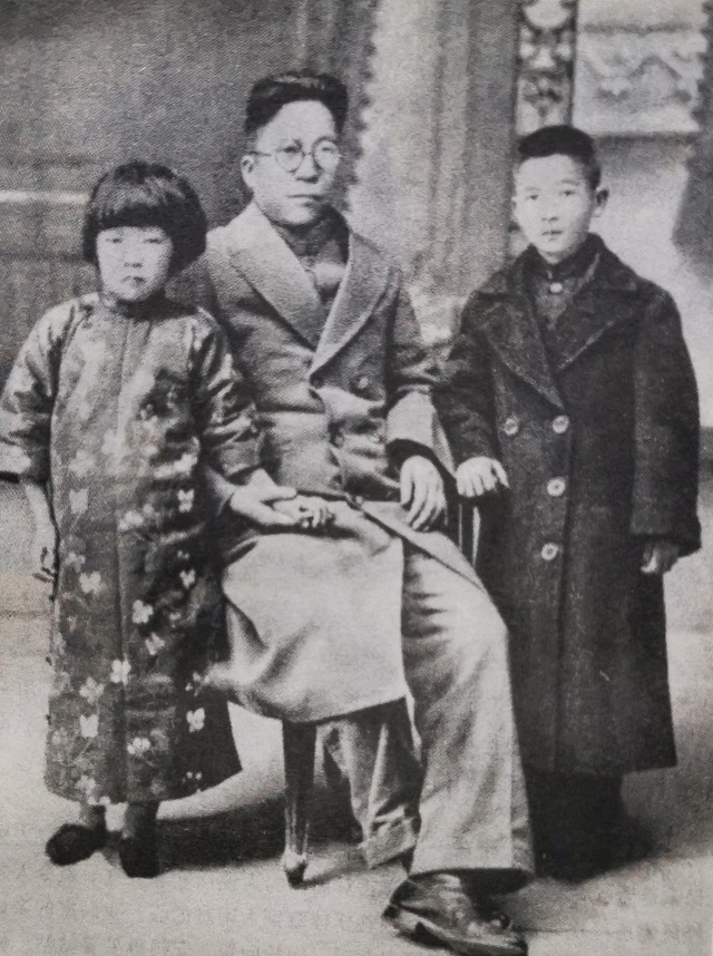 1949年，杨虎城死后3个月发现遗体，长子杨拯民扶柩，安葬在西安