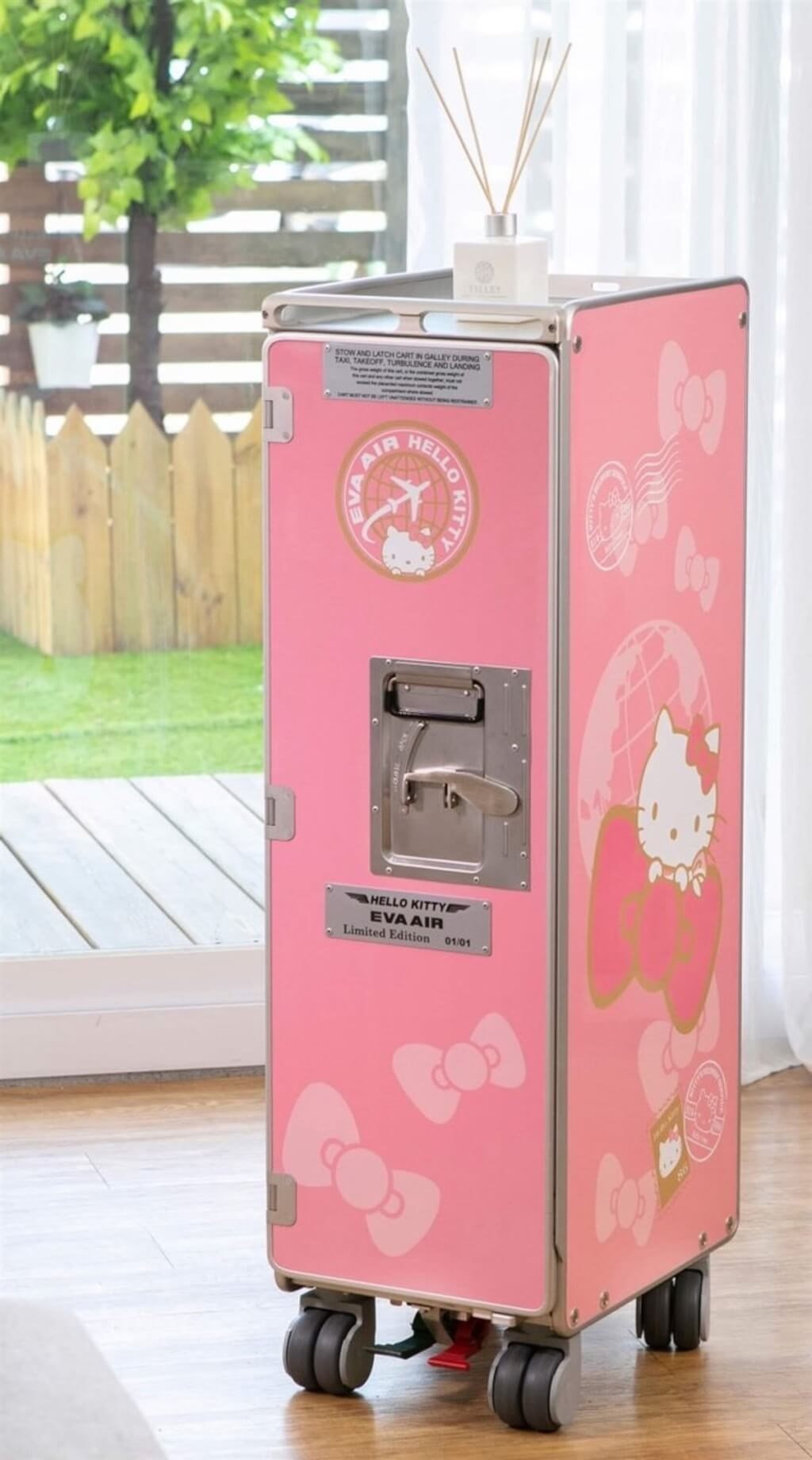太可爱了，航空公司HelloKitty联名款手推车，长荣航空