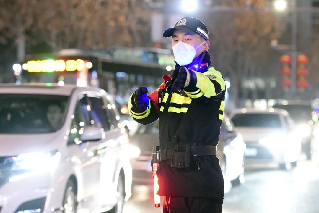 济南交警全力守护春节道路平安,交警圆满完成春节交通安保工作