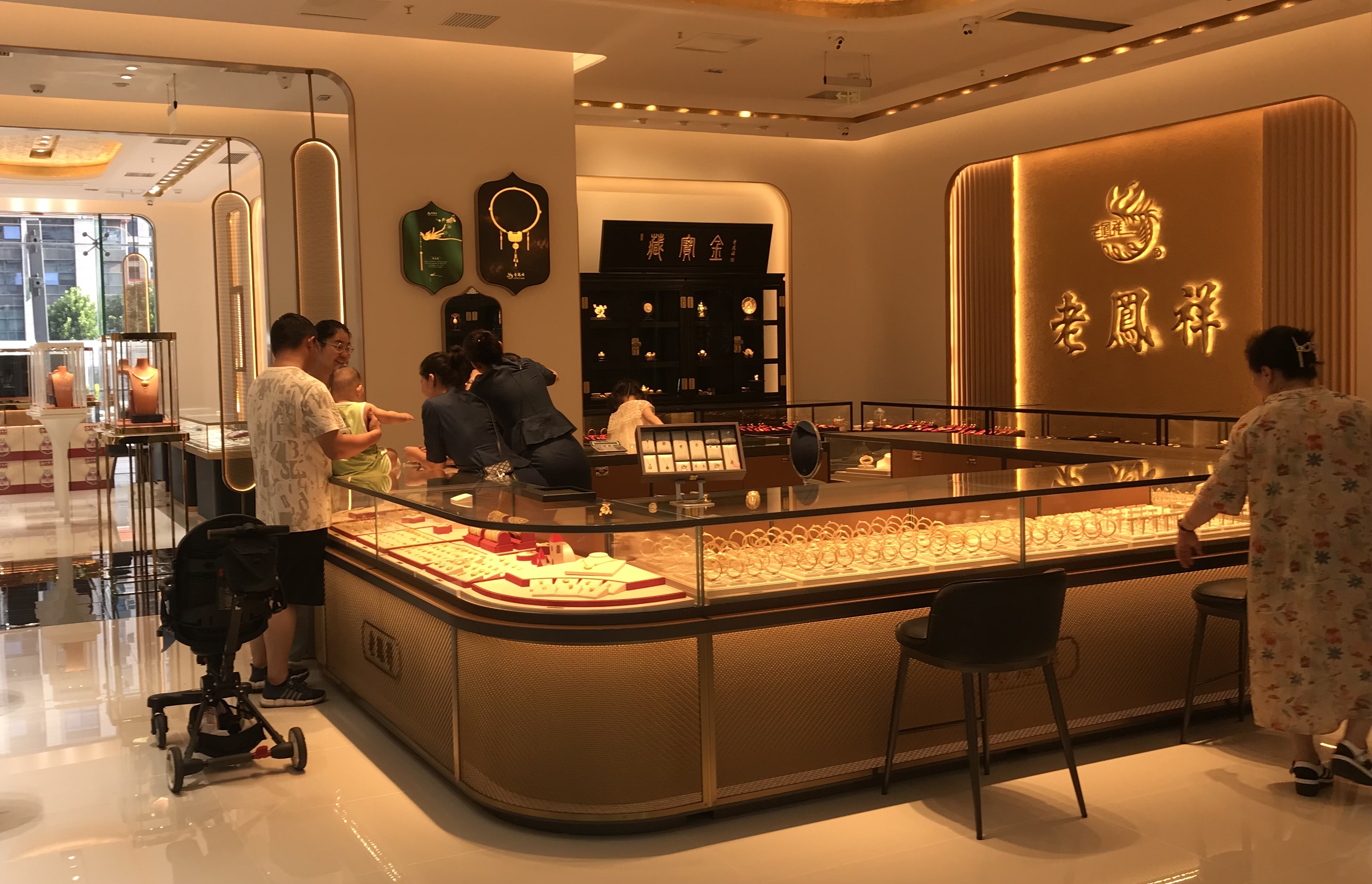 年轻人流行买黄金首饰,合肥买黄金首饰去哪里买更合适