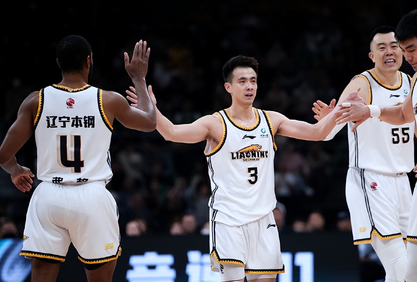 争议判罚!广厦两次对弗格犯规都不吹,名嘴直接表达“质疑”