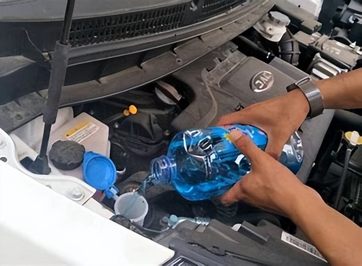 汽车玻璃水正确使用方法,汽车玻璃水开关的正确使用方法