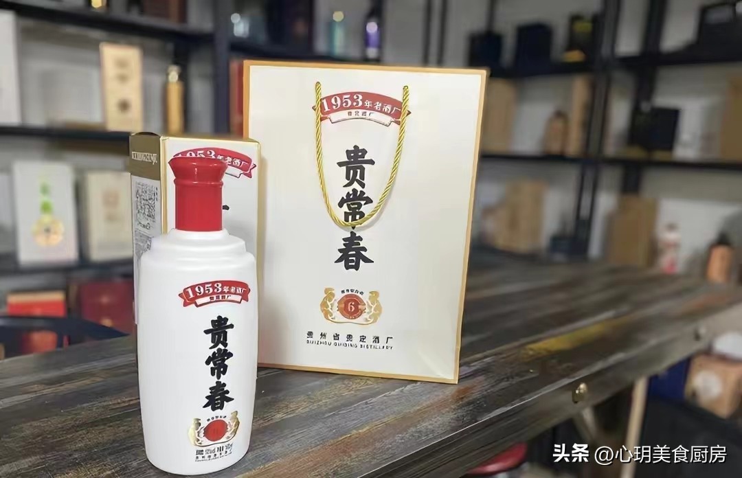 往白酒里倒潮湿的东西,往白酒里倒水能喝么