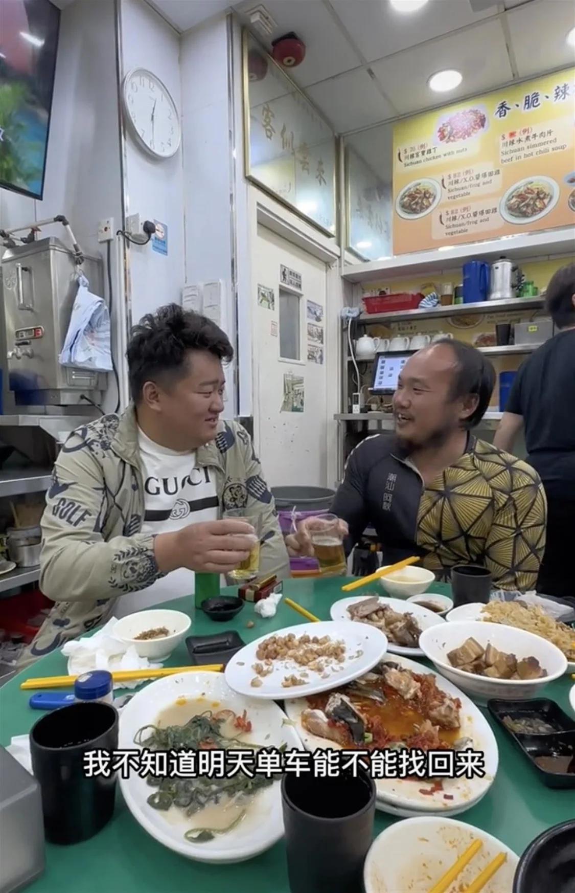 一个小偷偷电瓶车被警察发现了,小偷偷自行车事件