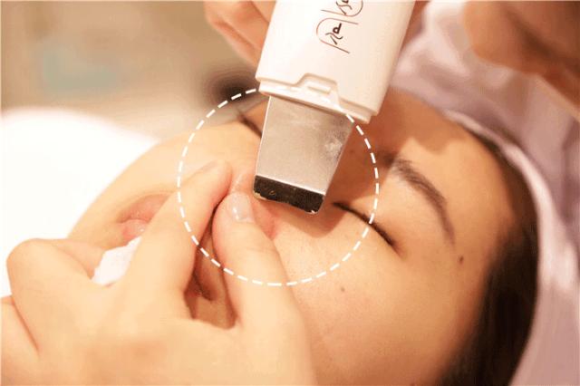 眉心鼻翼和下巴长粉刺为什么,鼻头上起粉刺什么原因引起的图片