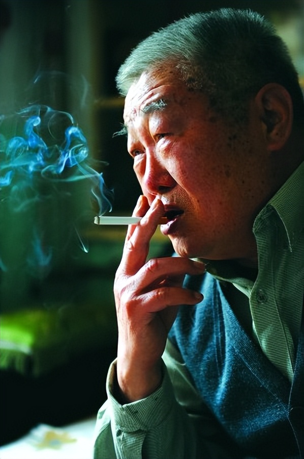 我军舰队驶入公海，某国驱逐舰阻拦，开国中将喊话：后果自负