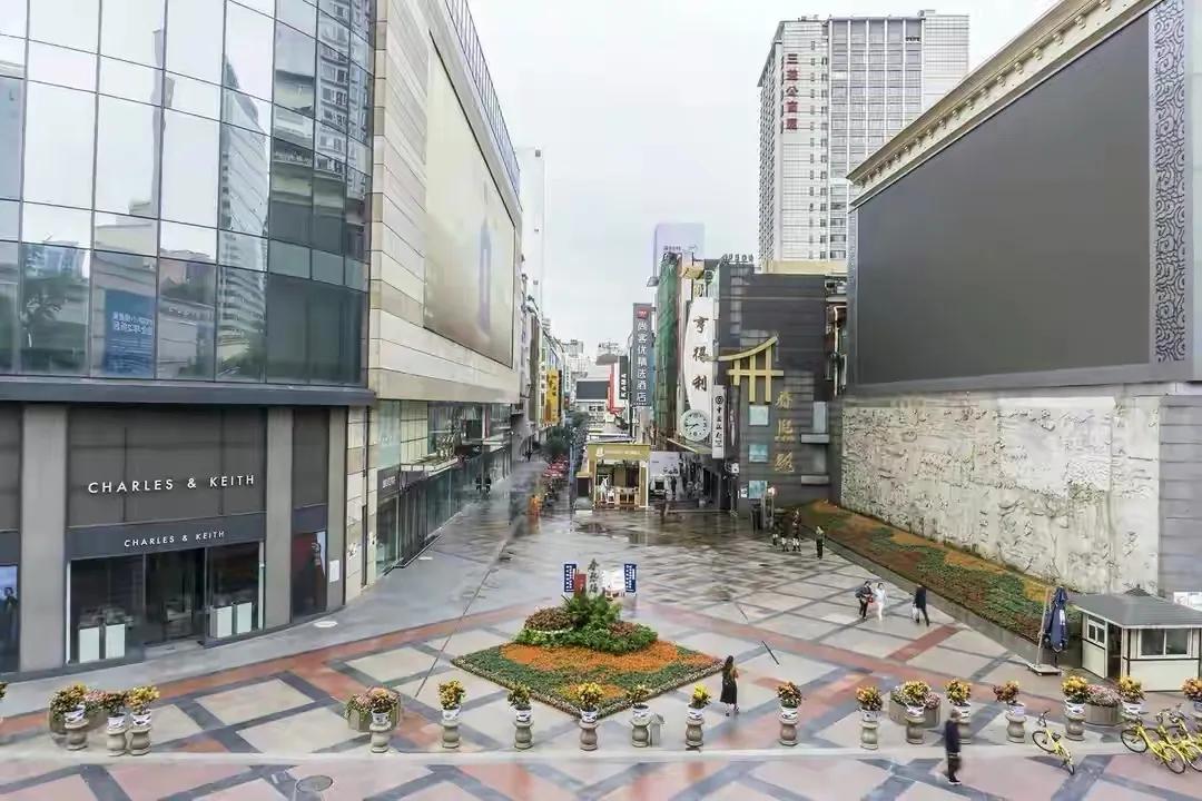 2022年57岁妇女跟8旬老翁离婚,分得5亿家产,老翁气晕：丢财又丢人