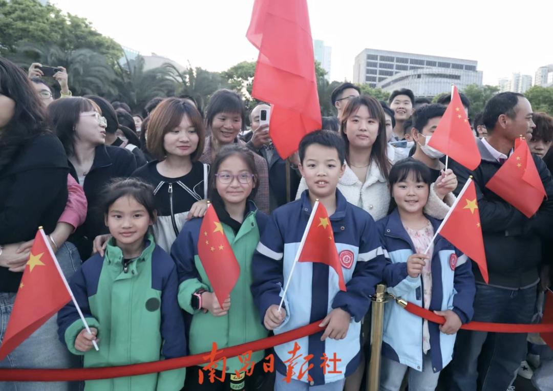 八一广场今天的最新视频,八一建军节一个热血沸腾的场面