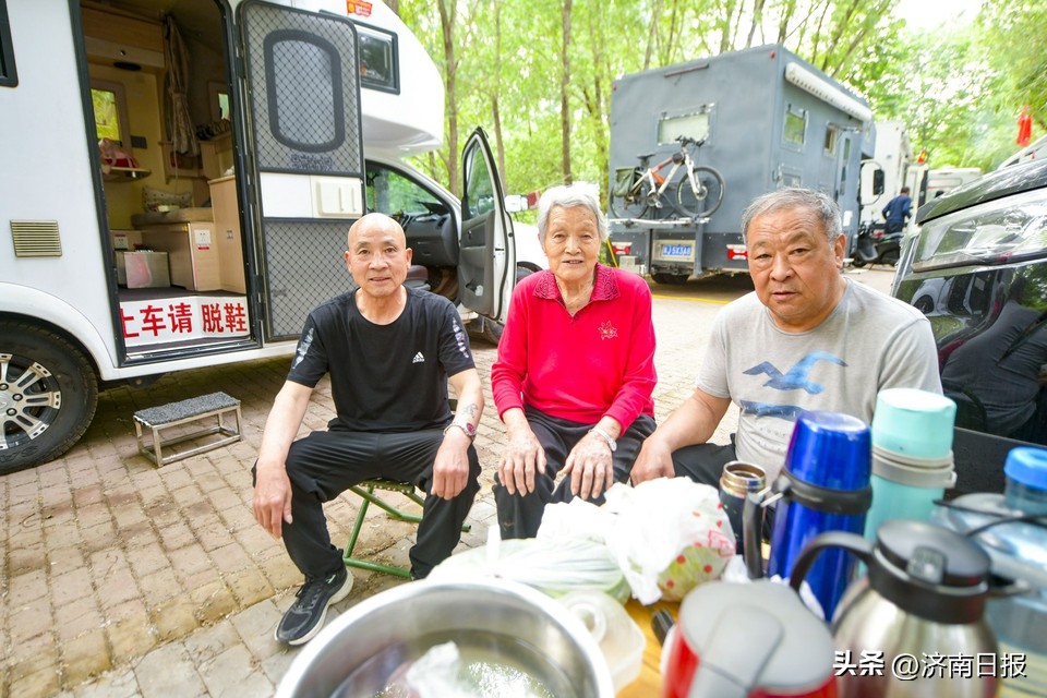 这一站，济南！67岁儿子带着90岁母亲游天下