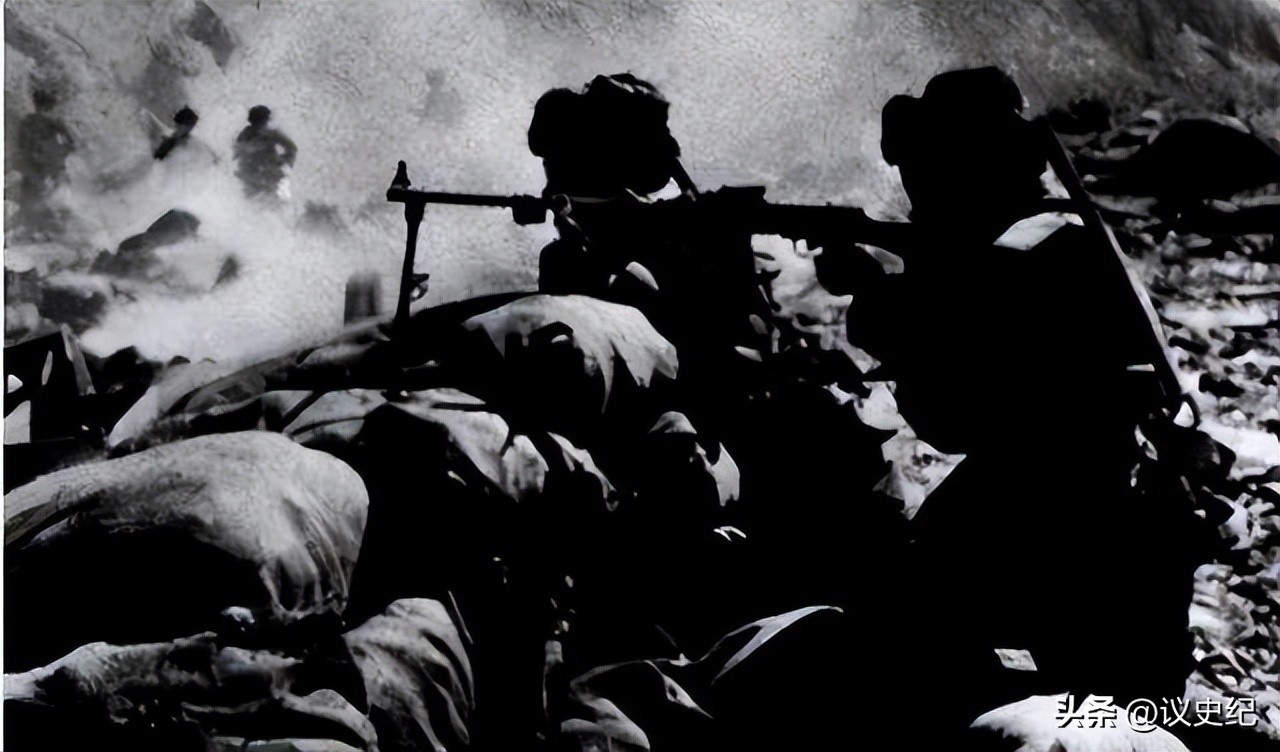 78岁老人被儿媳赶出家门，真实身份暴露后，政府直接送来30万津贴