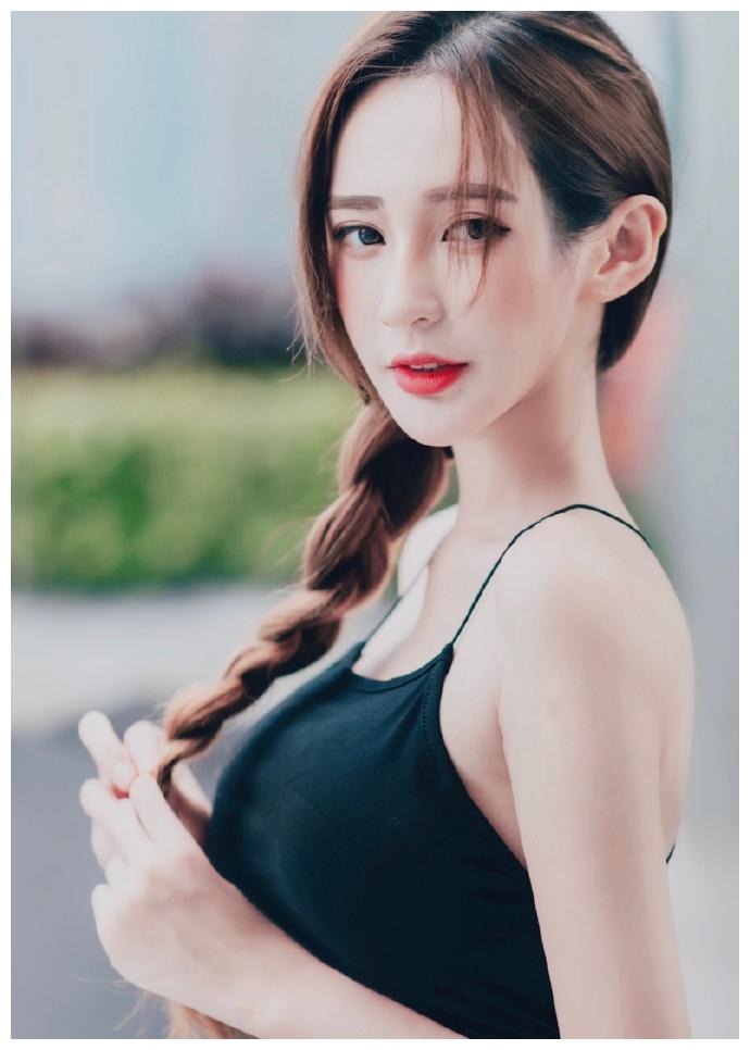 马来西亚顶级美人，坐飞机开豪车穿大牌，厨房都不忘秀A5腰