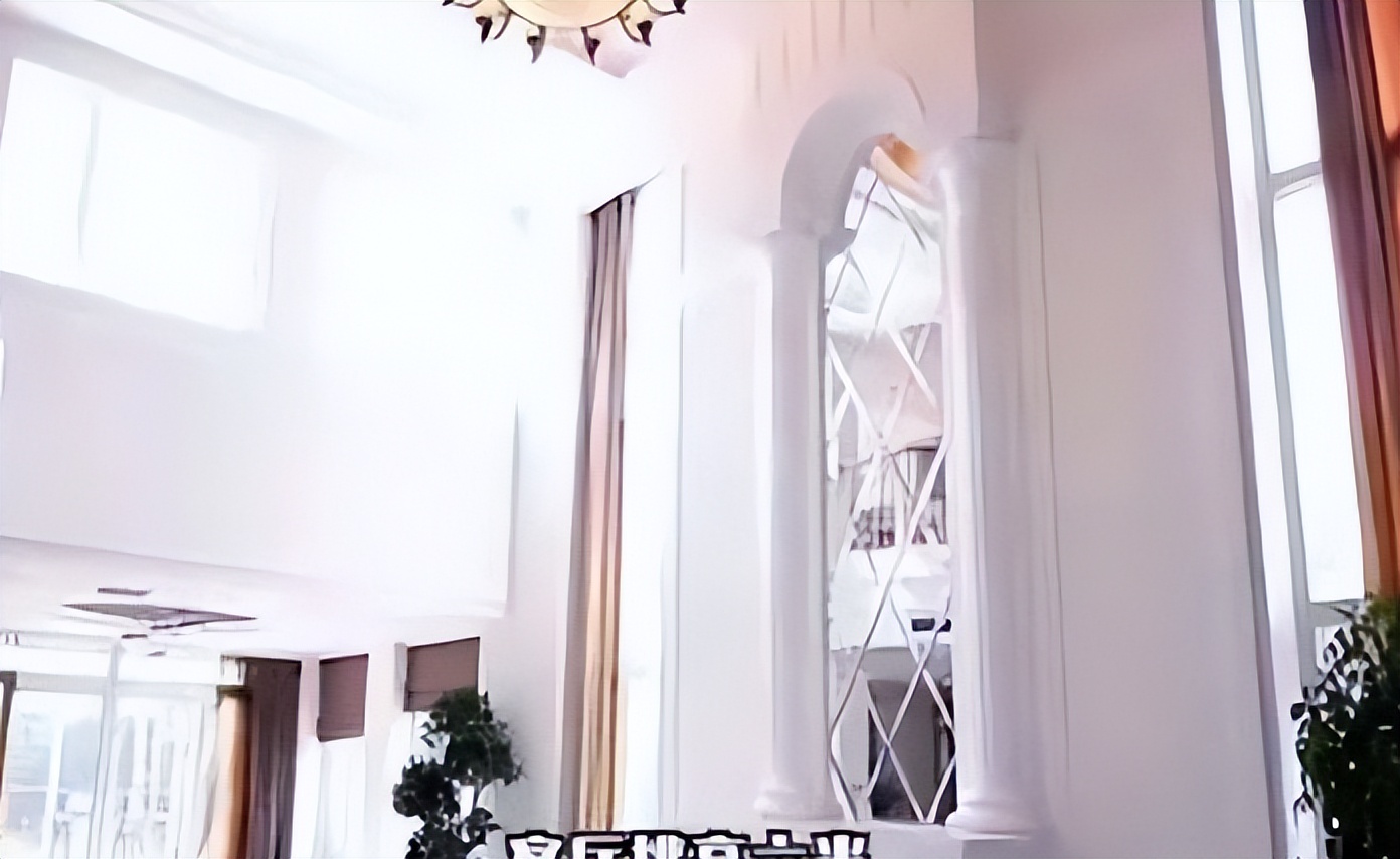 炫富一姐李湘：早餐花7000元，富养女儿惹争议，被王岳伦戴绿帽