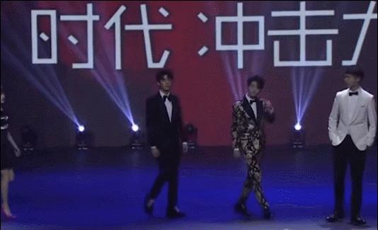 胡歌为礼仪小姐姐化解尴尬娱乐,胡歌帮礼仪小姐解围对比