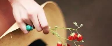 40岁，老光棍，隔壁新来的大妈故意走光，无意看到那抹黑色风景