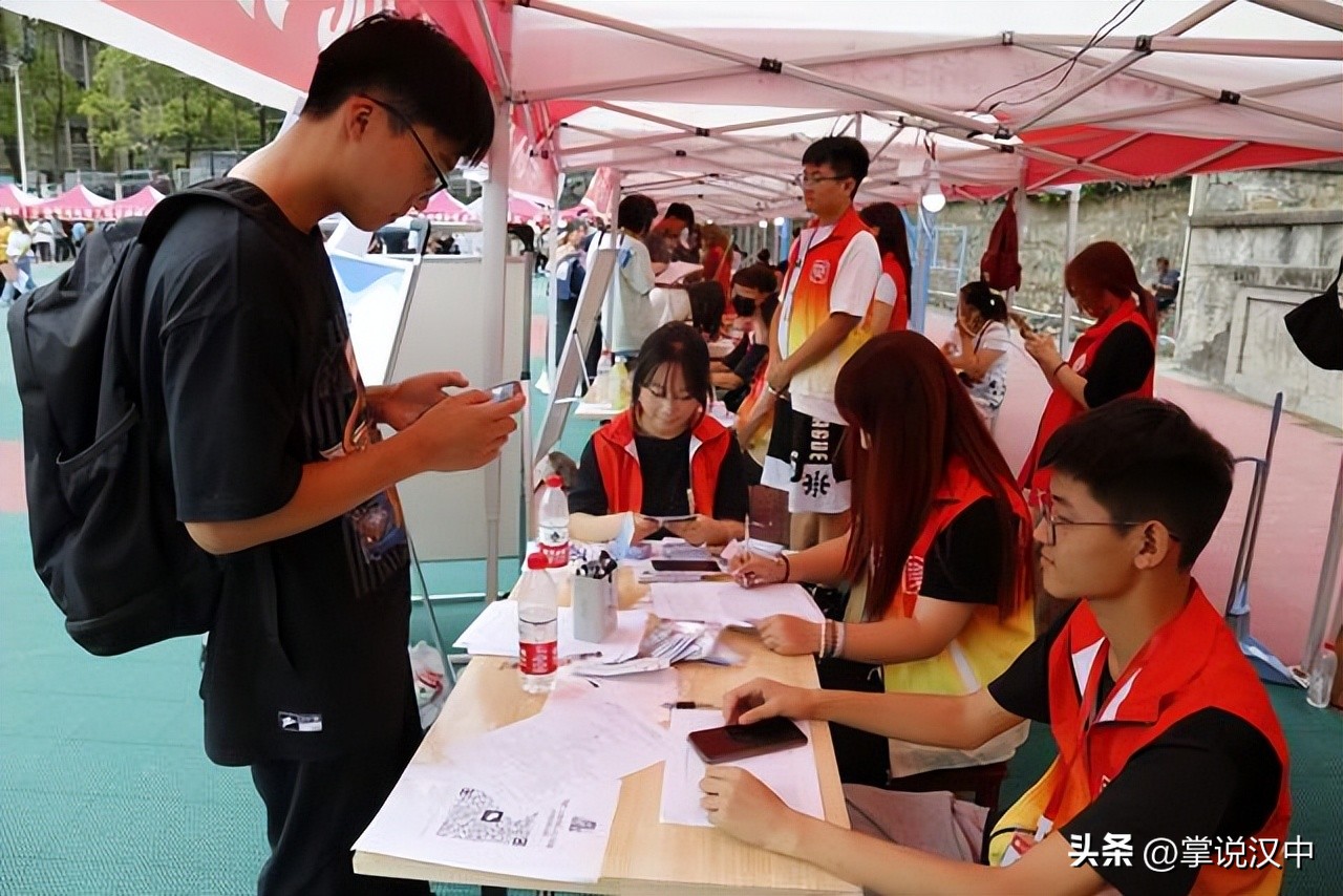 陕西理工大学2020新生报到图片,陕西理工大学学生迎新