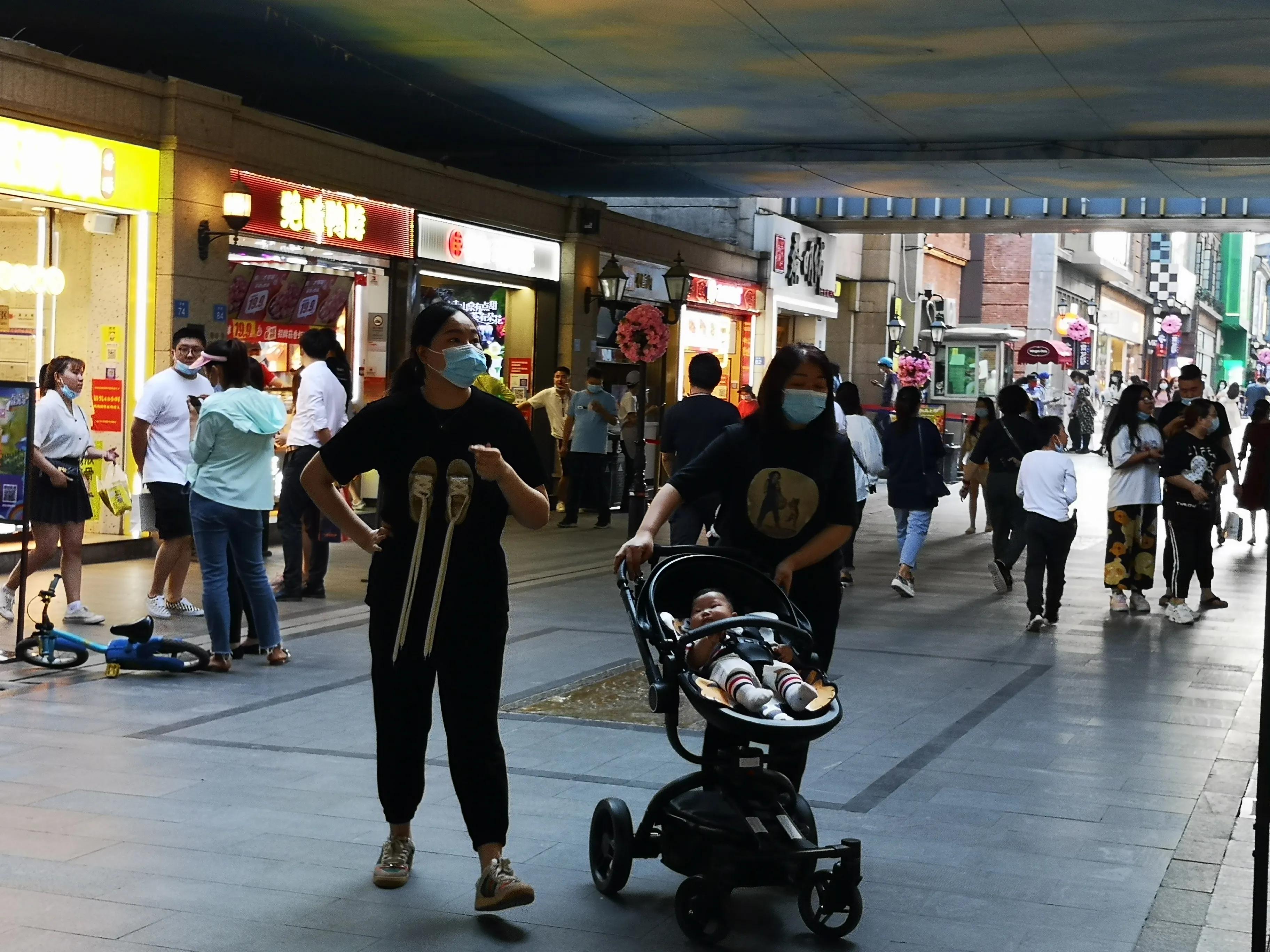 武汉恢复日常活力街头生活,武汉人回归正常生活更有信心