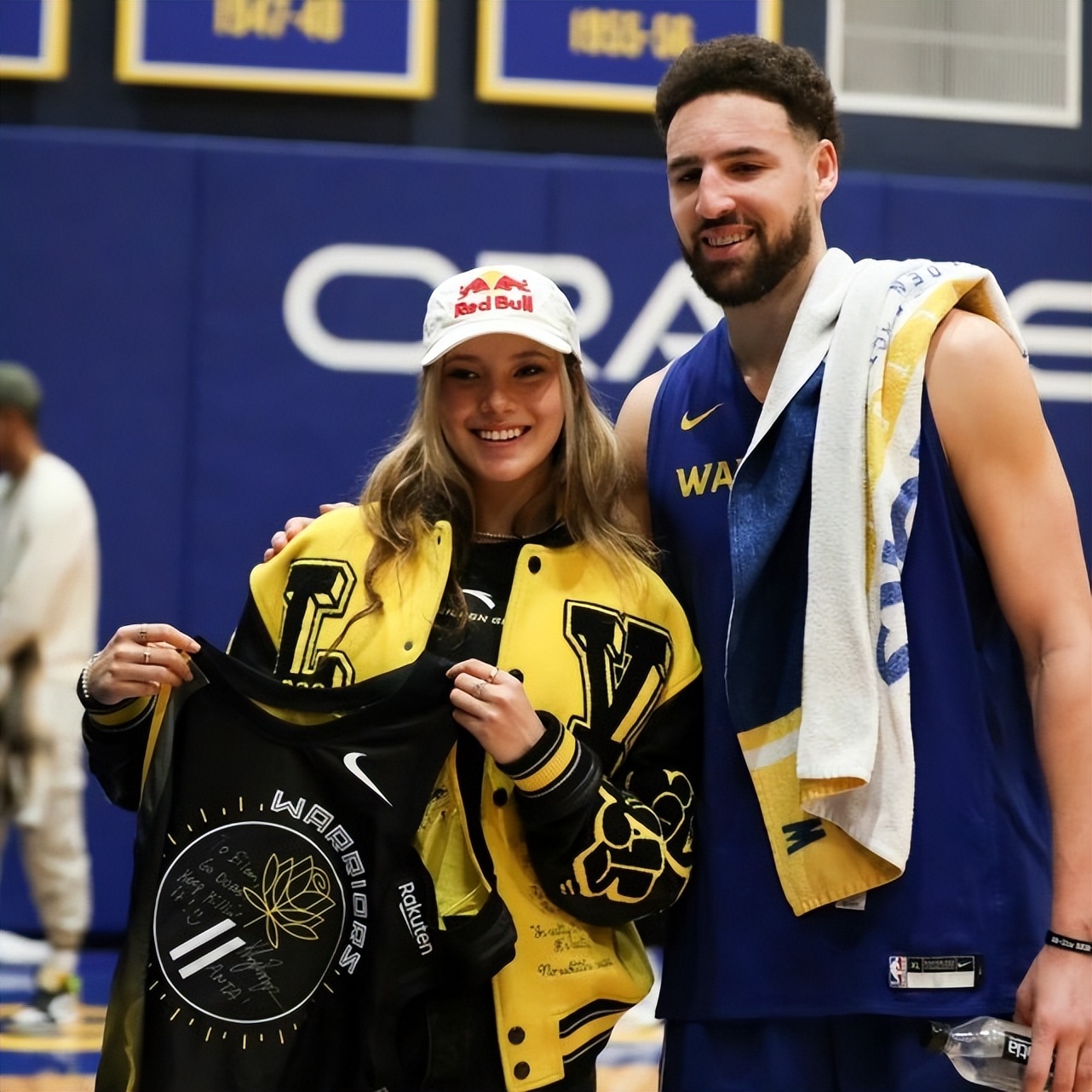 湖人胜勇士谷爱凌,谷爱凌勇士队11号球衣