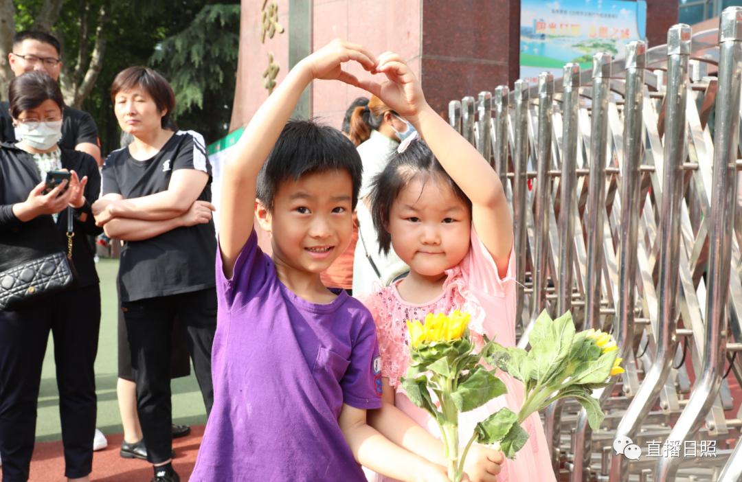 直击2023高考现场暖人瞬间,直击2023高考场外实拍视频