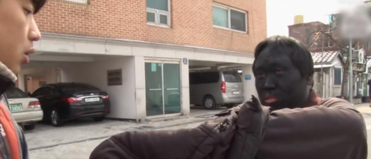 韩国男子每天用鞋油抹脸纪录片,韩国男生每天擦脸