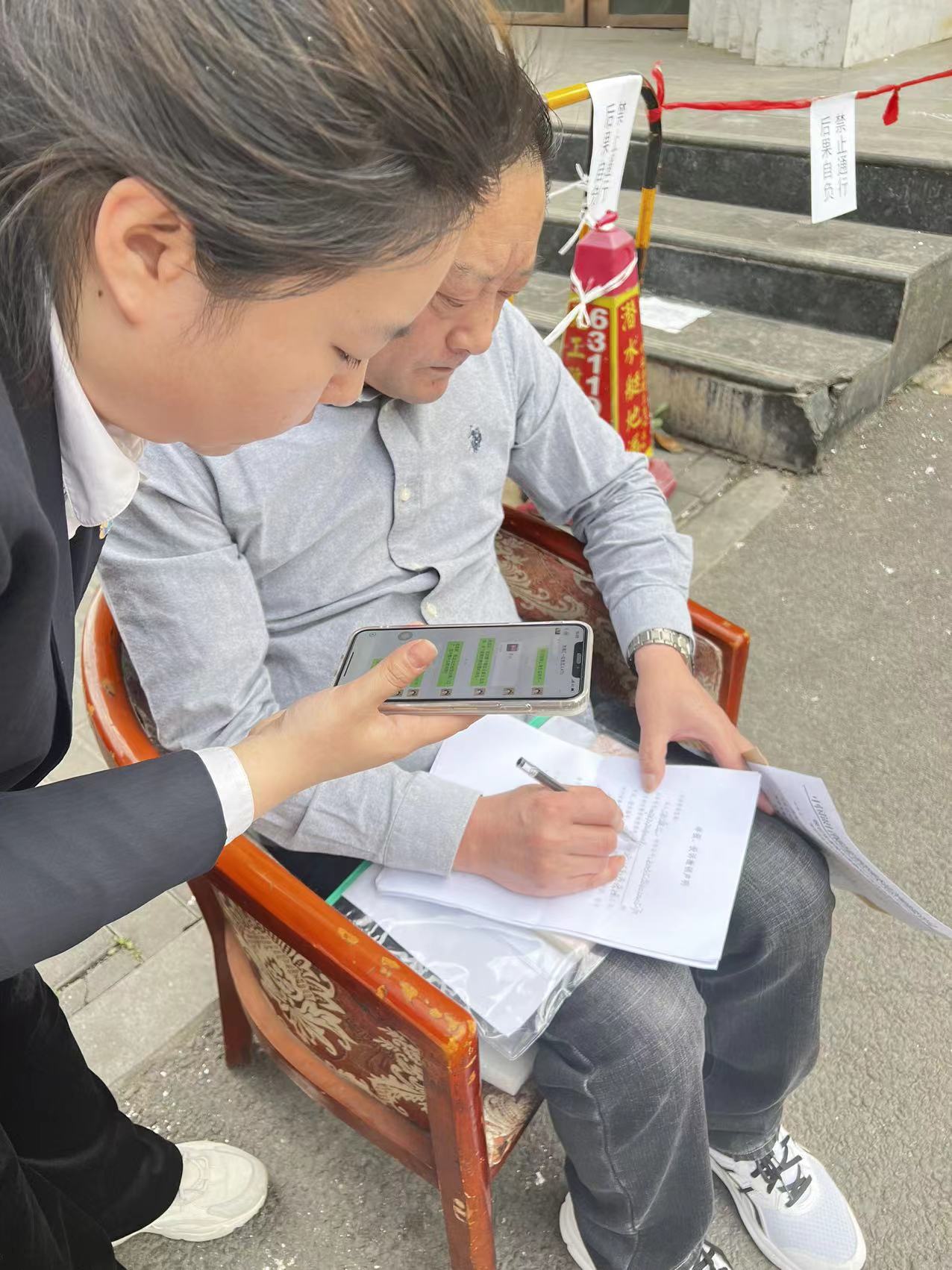 负债1200万卖房*款贷**交保费,餐饮店老板称悔不当初;业务员称现场签单没销售误导,保险公司称已接手处理