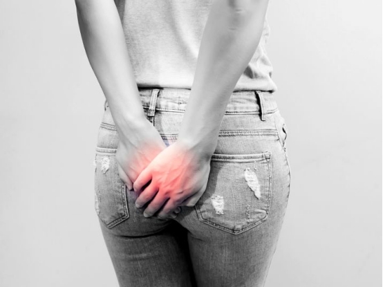 肛门潮湿瘙痒有臭味应怎么治疗,肛门潮湿瘙痒有异味怎么治疗