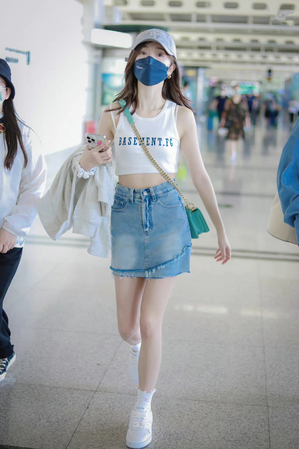 普通的牛仔短裙，怎么搭配更好看更显身材呢？