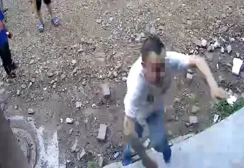 7岁女孩满脸血印竟是因为这件小事，孩子之间经常发生