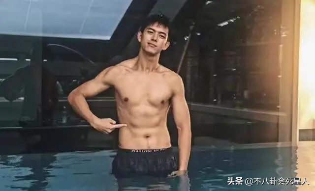 健身有效和健身无效的男演员,男明星无器械健身