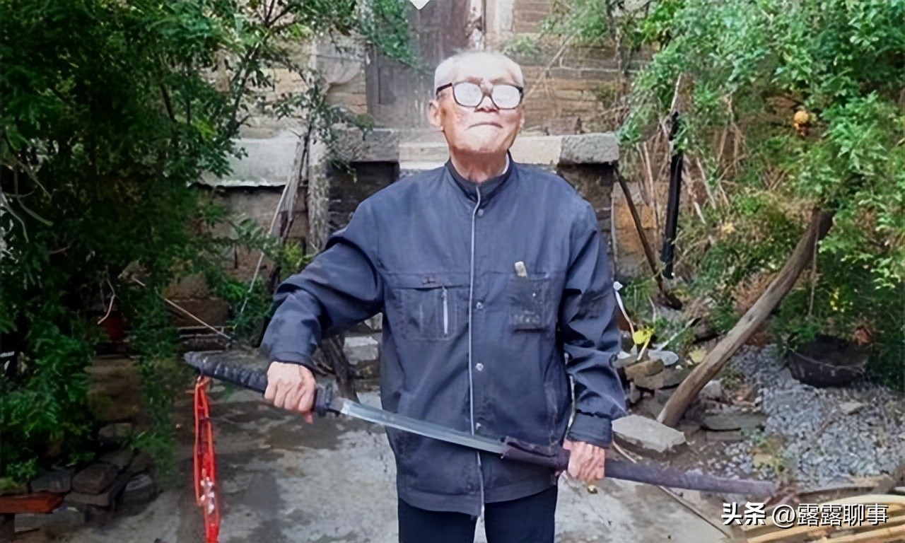 老兵缴获日本最高级别军刀,老兵缴获了一把日本军刀