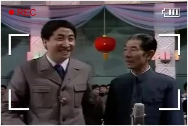 张明敏斜插肩衣服,张明敏白色长衫