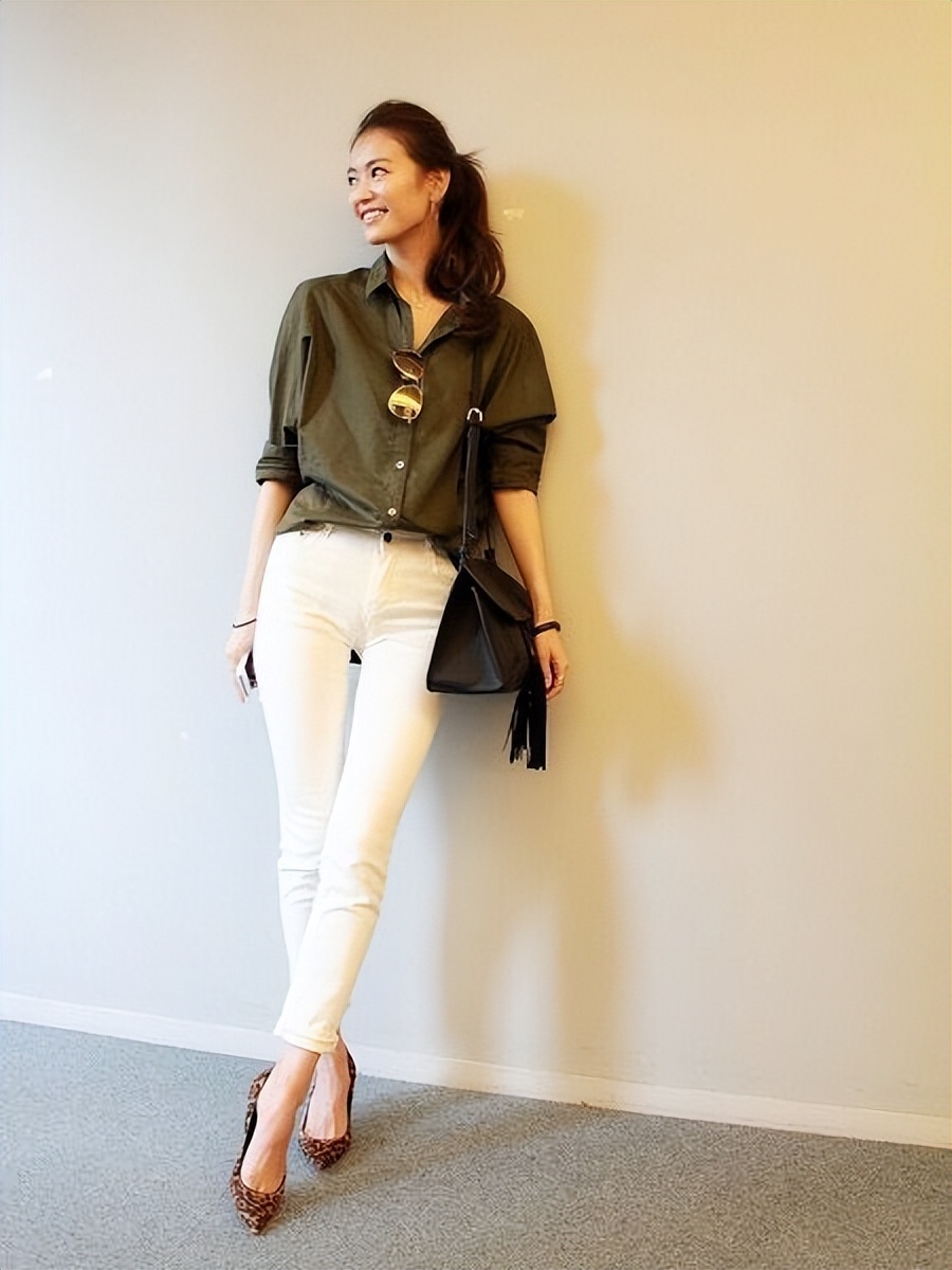 50岁女士头发稀少怎么扎好看,50多岁的短头发扎什么样子好看