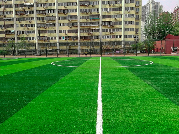 足球场人造草坪用哪种材料,人造草足球场为什么要填充颗粒