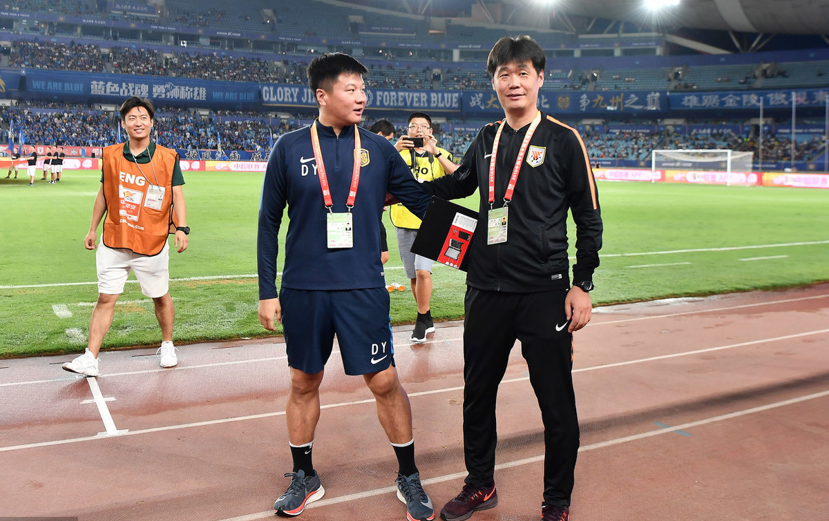 青岛足球教练李霄鹏,李霄鹏鲁能换帅视频