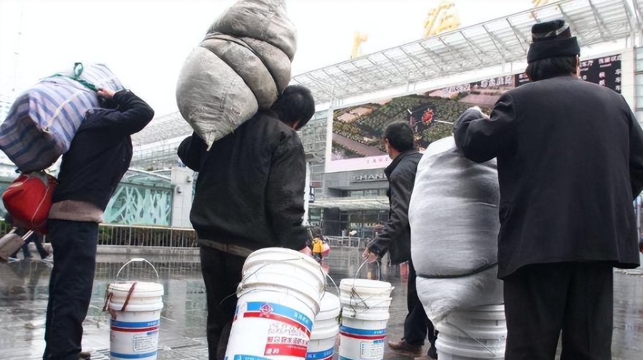 为什么民工一天能挣4500,为什么农民工一天能挣300元