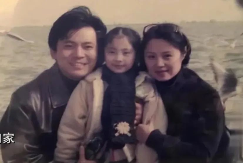 巩俐和他老公秀恩爱,巩俐与丈夫合体秀恩爱