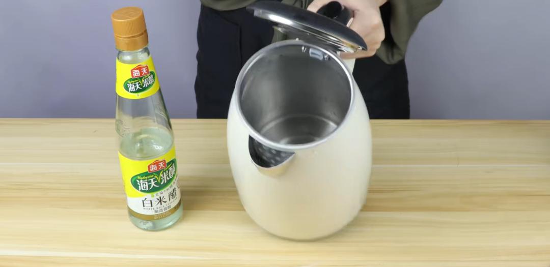 白醋放手上搓一搓有什么用,白醋倒在手心里有什么作用