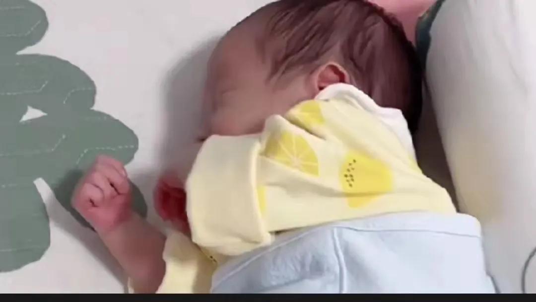 喂奶后竖抱多久可以防止吐奶,婴儿竖抱拍嗝反而吐奶怎么处理