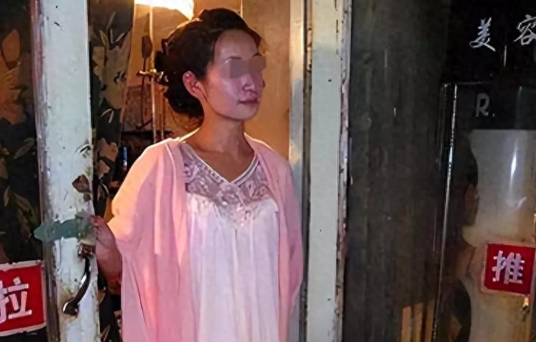 美女被诈骗，竟被迫与“阴犬”上床，几百万也被骗走！