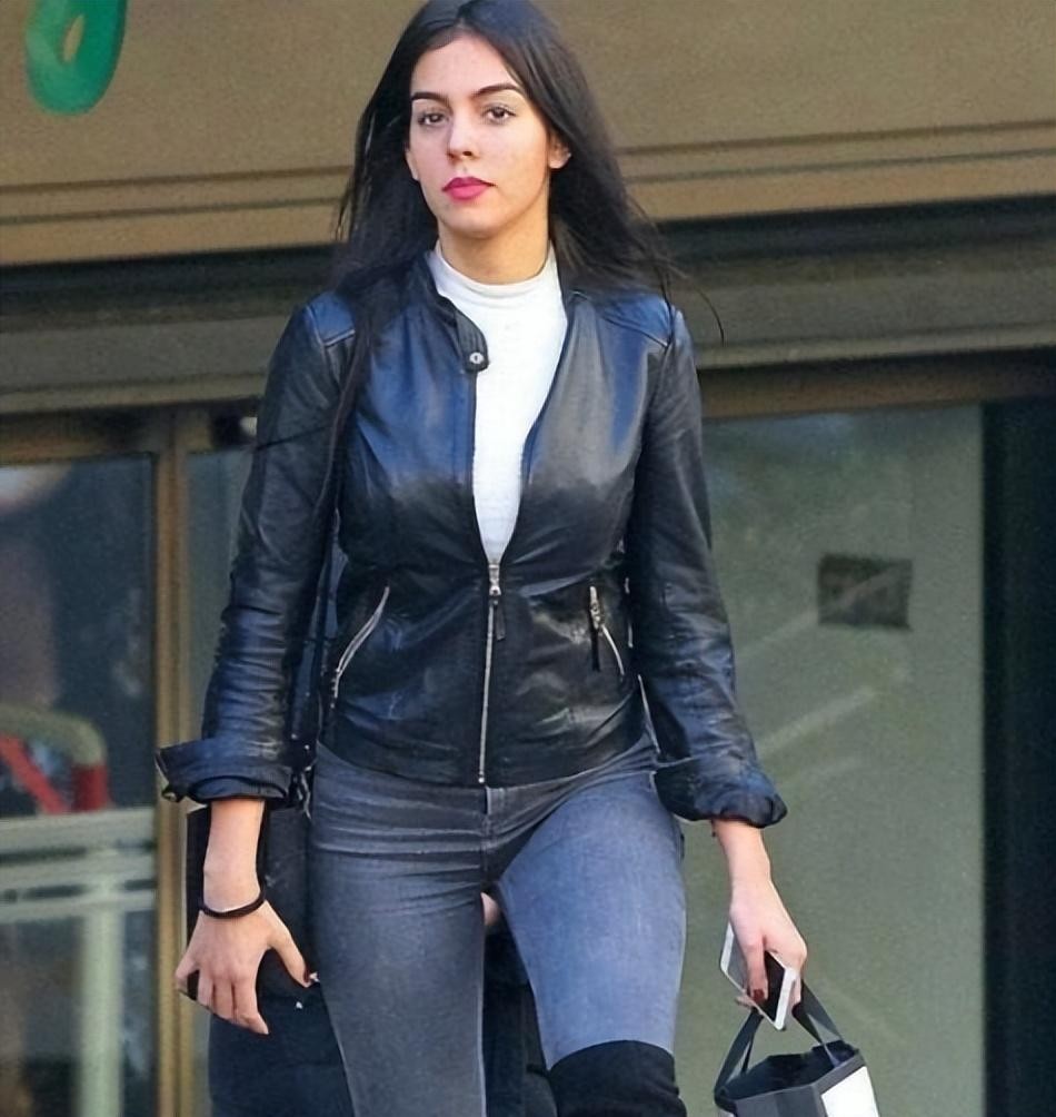 乔治娜嫌贫爱富,乔治娜爱炫富